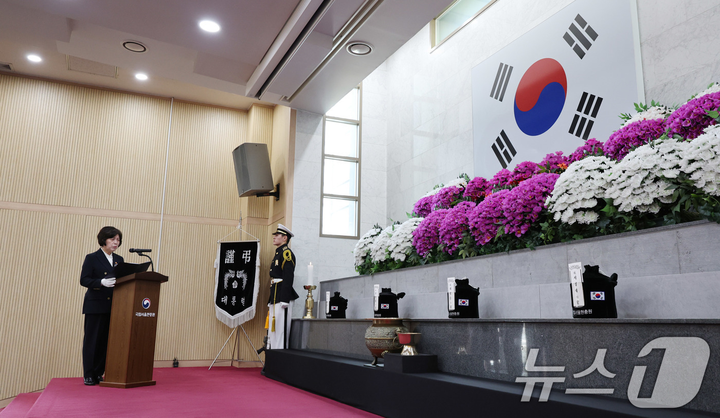 (서울=뉴스1) 박지혜 기자 = 강정애 국가보훈부 장관이 30일 서울 동작구 국립서울현충원 봉안식장에서 열린 무연고 국가유공자 합동안장식에서 조사를 하고 있다.이날 서울현충원에는 …