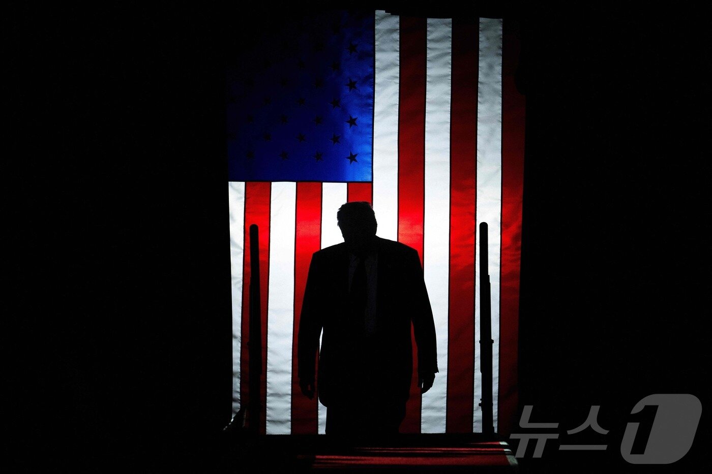 본문 이미지 - 도널드 트럼프 미국 대통령이 29일&#40;현지시간&#41; 미시건주 머콤 카운티에서 열린 취임 100일 기념 행사에서 연설을 하고 있다. ⓒ AFP=뉴스1