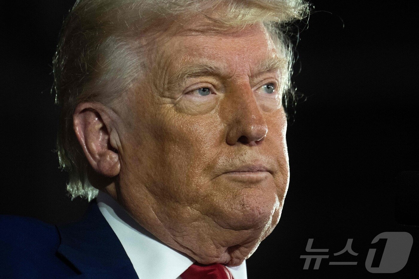 본문 이미지 - 도널드 트럼프 미국 대통령이 29일&#40;현지시간&#41; 미시건주 머콤 카운티에서 열린 취임 100일 기념 행사에서 연설을 하고 있다. ⓒ AFP=뉴스1