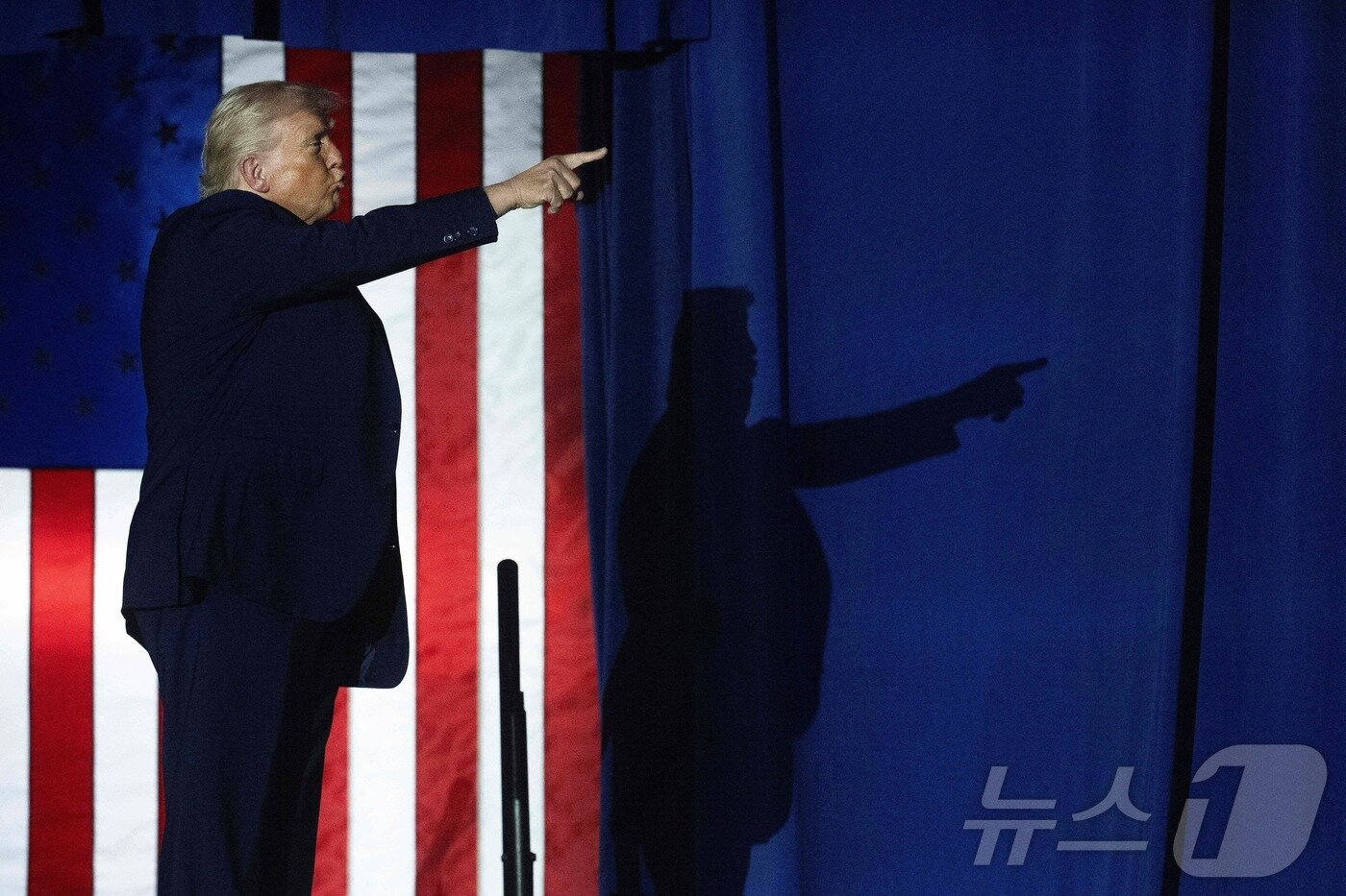 본문 이미지 - 도널드 트럼프 미국 대통령이 29일&#40;현지시간&#41; 미시건주 머콤 카운티에서 열린 취임 100일 기념 행사에 입장하고 있다. ⓒ AFP=뉴스1
