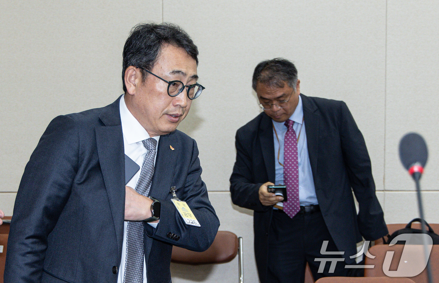 (서울=뉴스1) 이재명 기자 = 유영상 SK텔레콤 대표이사가 30일 오전 서울 여의도 국회 과학기술정보방송통신위원회에서 열린 YTN 등 방송·통신 분야 청문회에 출석하고 있다. 2 …