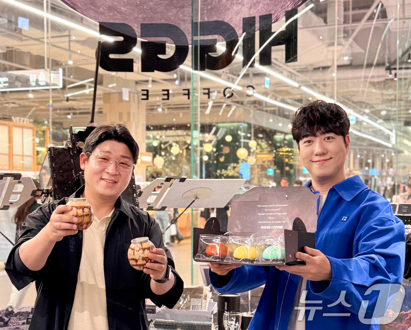 (서울=뉴스1) 이연주 기자 = 현대백화점은 다음달 16일까지 더현대서울에서 '힉스커피' 팝업스토어를 유통업계 최초로 진행한다고 30일 밝혔다.30일 서울 영등포구에 위치한 현대백 …