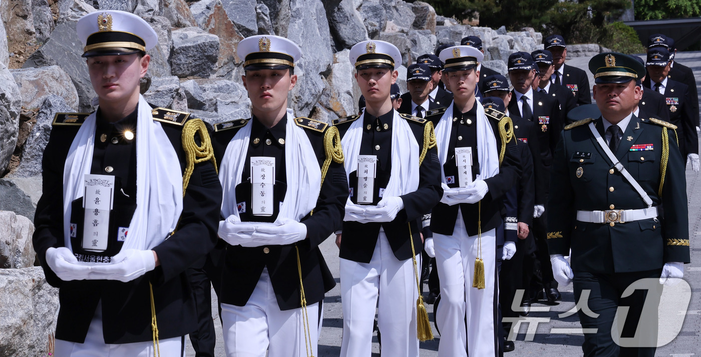 (서울=뉴스1) 박지혜 기자 = 30일 서울 동작구 국립서울현충원 봉안식장에서 열린 무연고 국가유공자 합동안장식에서 영현이 봉송되고 있다.이날 서울현충원에는 화랑무공훈장을 받은 윤 …