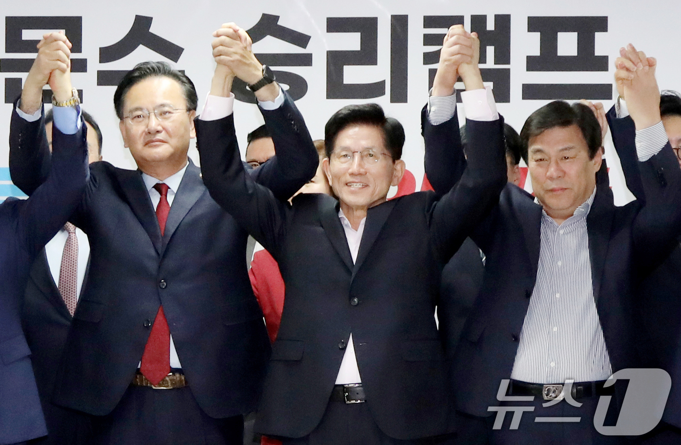 (서울=뉴스1) = 김문수 국민의힘 제21대 대통령 선거 경선 후보가 30일 오전  지지 선언을 위해 서울 여의도 캠프 사무실을 찾은 홍준표 전 대구시장 경선 캠프 소속 의원들과 …