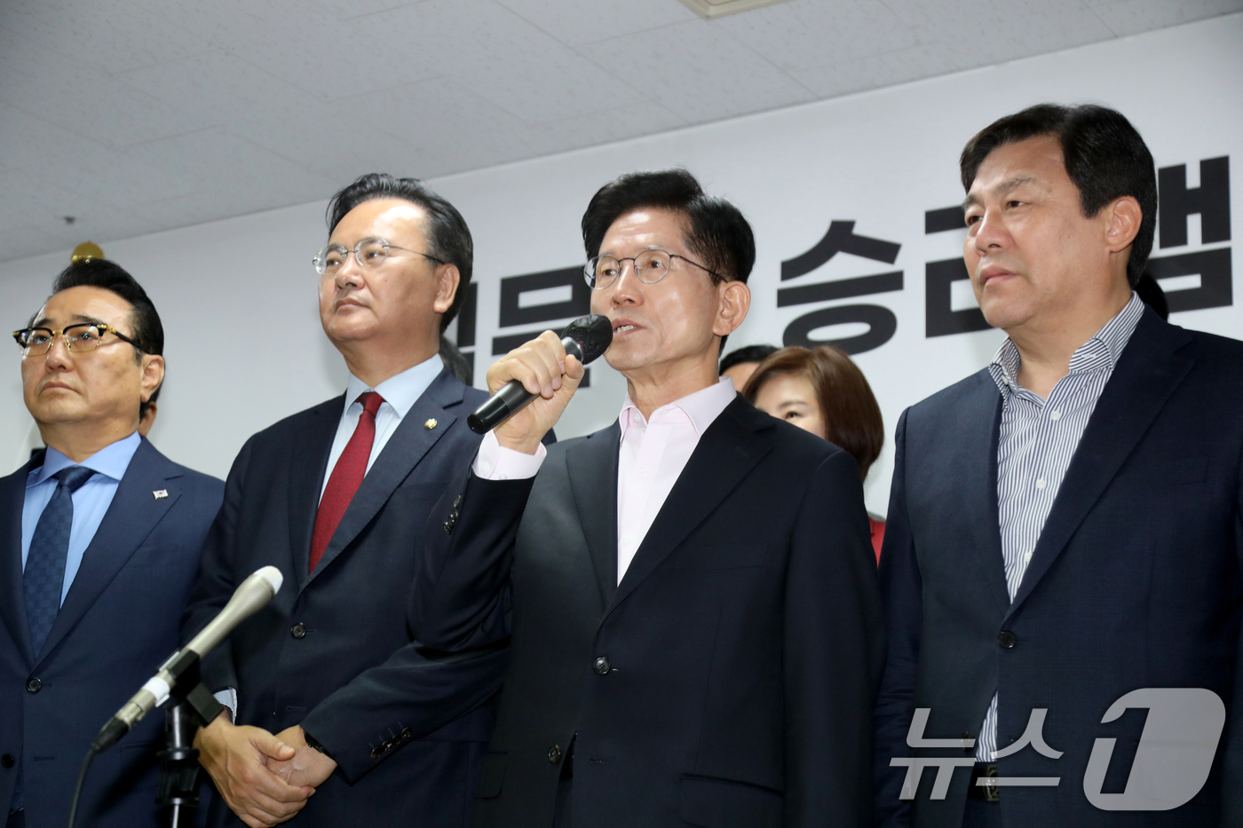 (서울=뉴스1) = 김문수 국민의힘 제21대 대통령 선거 경선 후보가 30일 오전 서울 여의도 캠프 사무실을 찾아 지지선언을 한  홍준표 전 대구시장 경선 캠프 소속 의원들과의 자 …