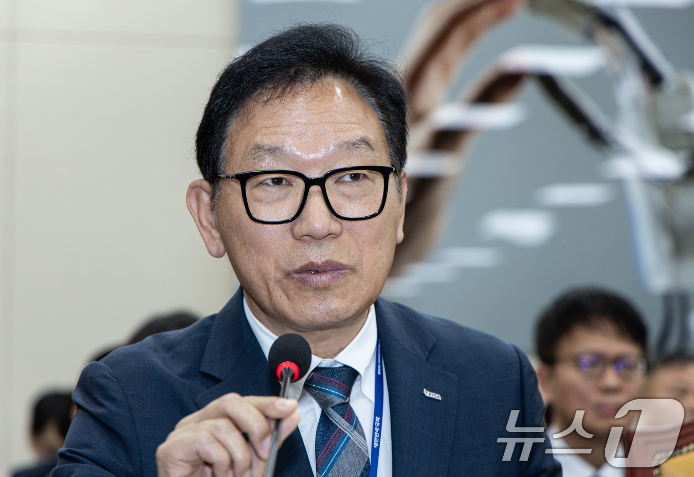 (서울=뉴스1) 이재명 기자 = 이상중 한국인터넷진흥원 원장이 30일 오전 서울 여의도 국회 과학기술정보방송통신위원회에서 열린 YTN 등 방송·통신 분야 청문회에서 의원 질의에 답 …