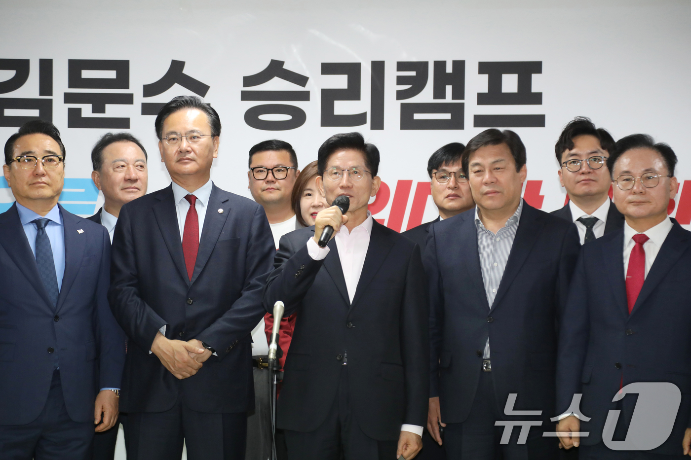 (서울=뉴스1) = 김문수 국민의힘 제21대 대통령 선거 경선 후보가 30일 오전 서울 여의도 캠프 사무실을 찾아 지지선언을 한  홍준표 전 대구시장 경선 캠프 소속 의원들과의 자 …