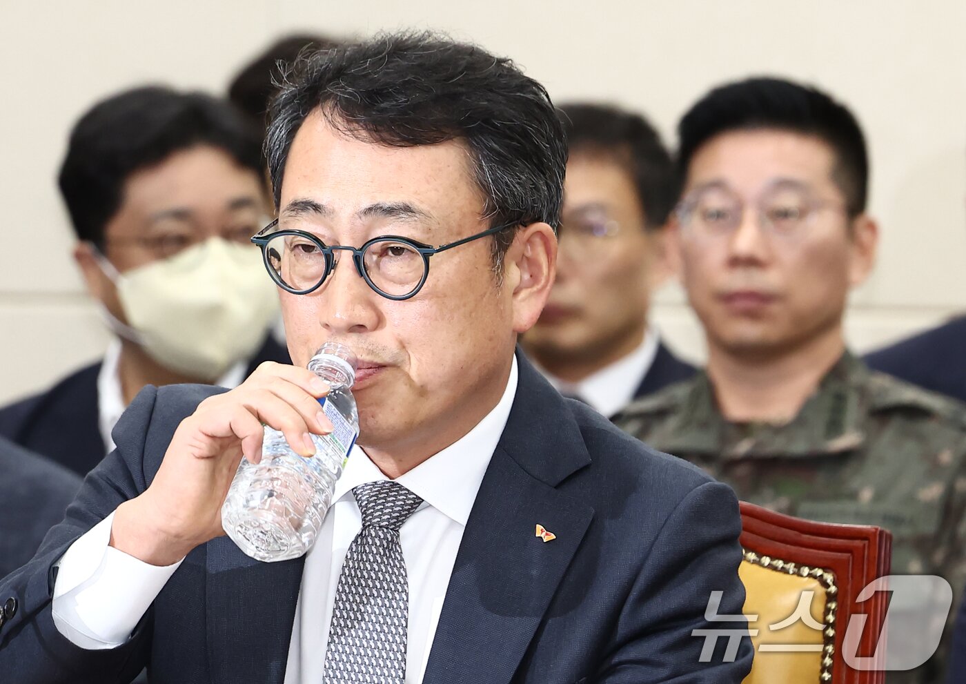 본문 이미지 - 유영상 SKT 대표이사가 30일 오전 서울 여의도 국회에서 열린 과학기술정보방송통신위원회 제424회국회&#40;임시회&#41; 제5차 전체회의에서 물을 마시고 있다. 2025.4.30/뉴스1 ⓒ News1 김민지 기자