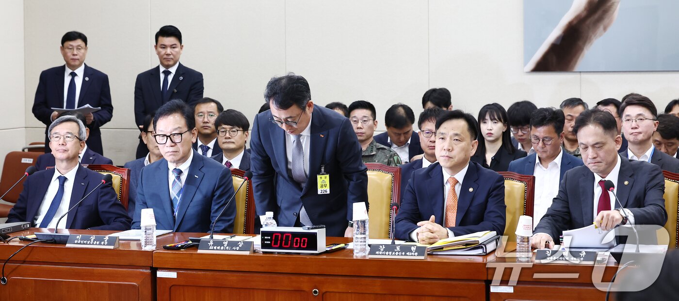 본문 이미지 - 유영상 SKT 대표이사가 30일 오전 서울 여의도 국회에서 열린 과학기술정보방송통신위원회 제424회국회&#40;임시회&#41; 제5차 전체회의에 출석해 인사하고 있다. 2025.4.30/뉴스1 ⓒ News1 김민지 기자