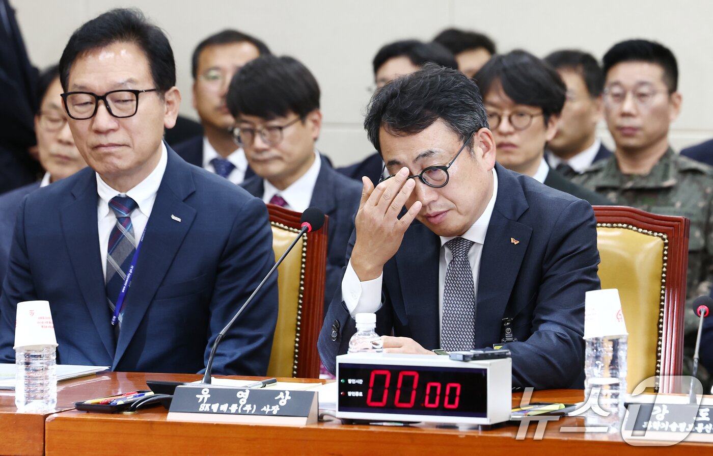 본문 이미지 - 유영상 SKT 대표이사가 30일 오전 서울 여의도 국회에서 열린 과학기술정보방송통신위원회 제424회국회&#40;임시회&#41; 제5차 전체회의에 출석, 생각에 잠겨 있다. 2025.4.30/뉴스1 ⓒ News1 김민지 기자