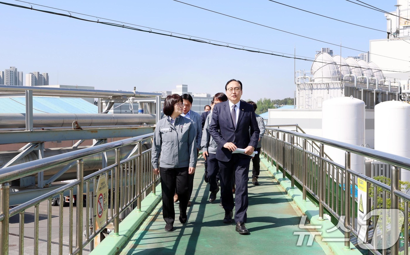 (서울=뉴스1) 이연주 기자 = 정인교 산업통상자원부 통상교섭본부장이 30일 전북 익산시에 소재한 동우화인켐 익산공장을 방문해 연구시설을 둘러보고 있다. (산업통상자원부 제공. 재 …