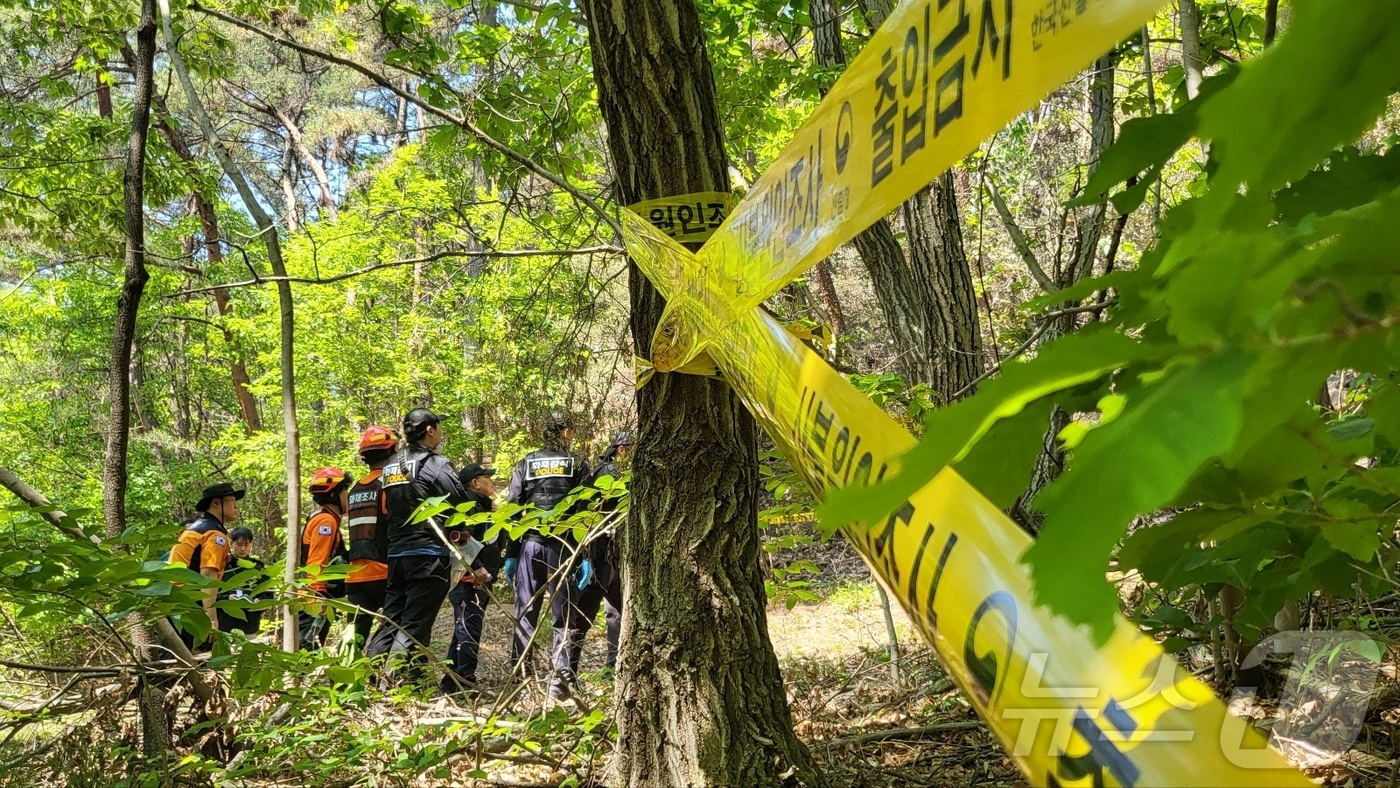 (대구=뉴스1) 이성덕 기자 = 30일 오전 10시 국립산림과학원과 경찰 등 유관기관이 대구 북구 노곡동 함지산 산불 원인을 밝히기 위해 합동감식을 진행하고 있다.2025.4.30 …