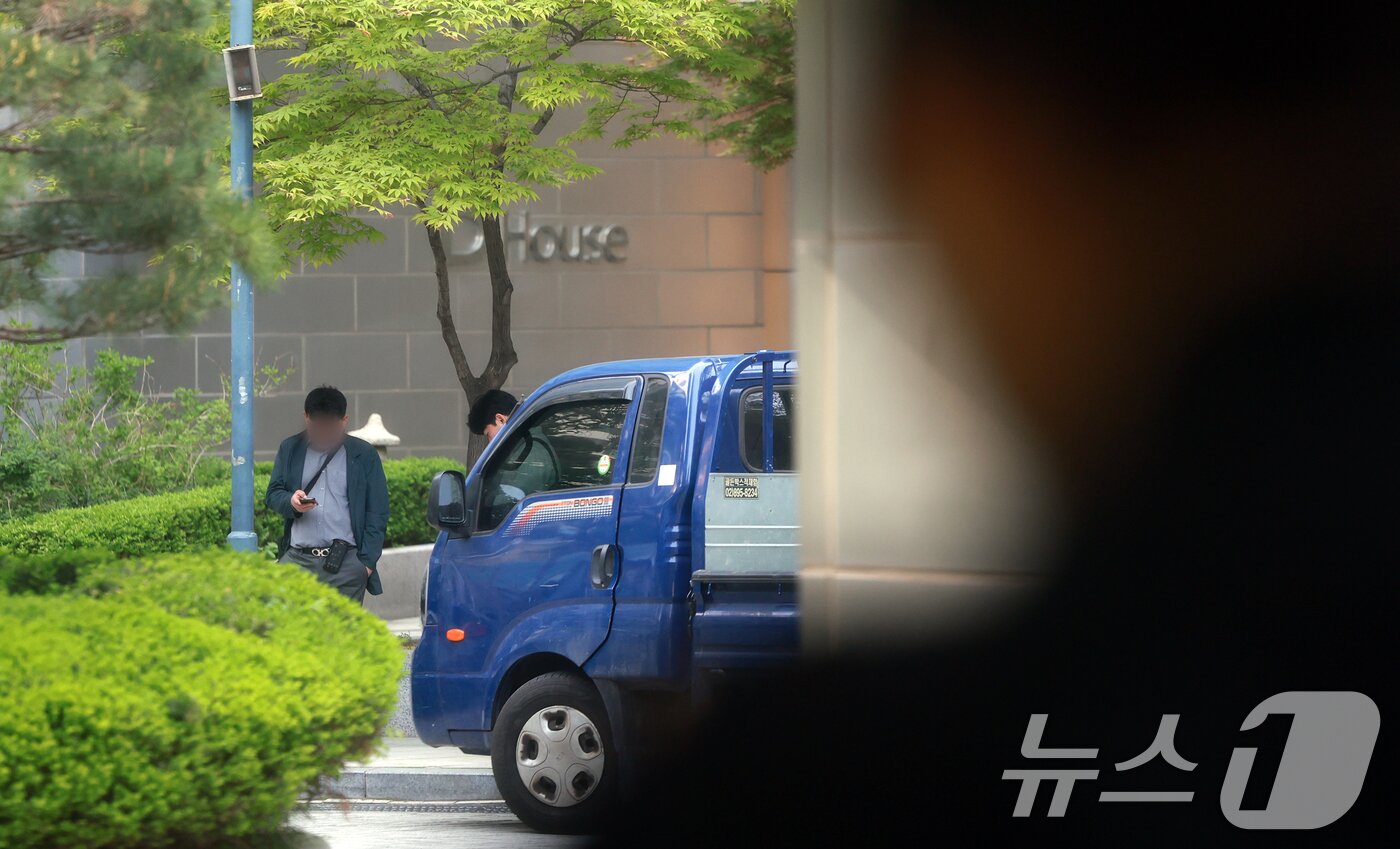 본문 이미지 - 검찰이 30일 무속인 '건진법사' 전성배 씨의 청탁금지법 위반 혐의와 관련해 윤석열 전 대통령의 서초동 사저를 압수수색에 들어갔다. 검찰은 김건희 여사에게 선물로 전달된 다이아몬드 목걸이와 명품 가방 등의 의혹을 수사 중이다. 사진은 이날 오전 서울 서초구 아크로비스타. 2025.4.30/뉴스1 ⓒ News1 김진환 기자