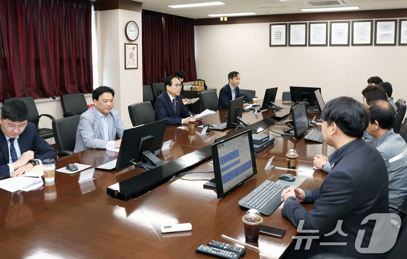 (서울=뉴스1) 이연주 기자 = 정인교 산업통상자원부 통상교섭본부장이 30일 전북 익산시에 소재한 동우화인켐 익산공장은 방문해 반도체 공급망 핵심소재 분야 투자 계획과 지원방안을 …