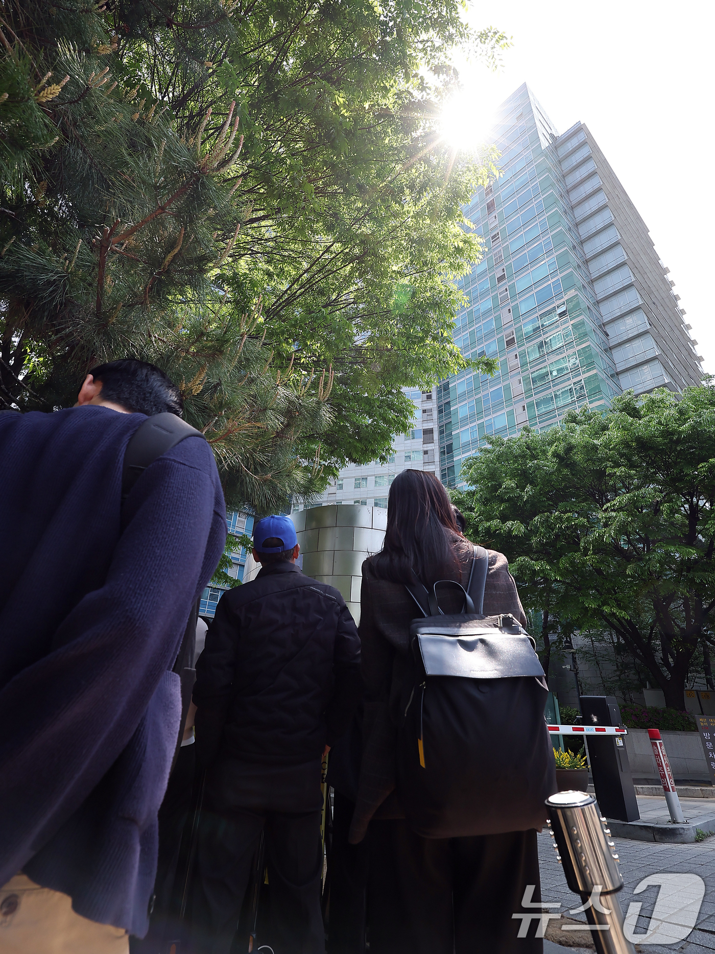 (서울=뉴스1) 김진환 기자 = 검찰이 30일 무속인 '건진법사' 전성배 씨의 청탁금지법 위반 혐의와 관련해 윤석열 전 대통령의 서초동 사저를 압수수색에 들어갔다.검찰은 김건희 여 …