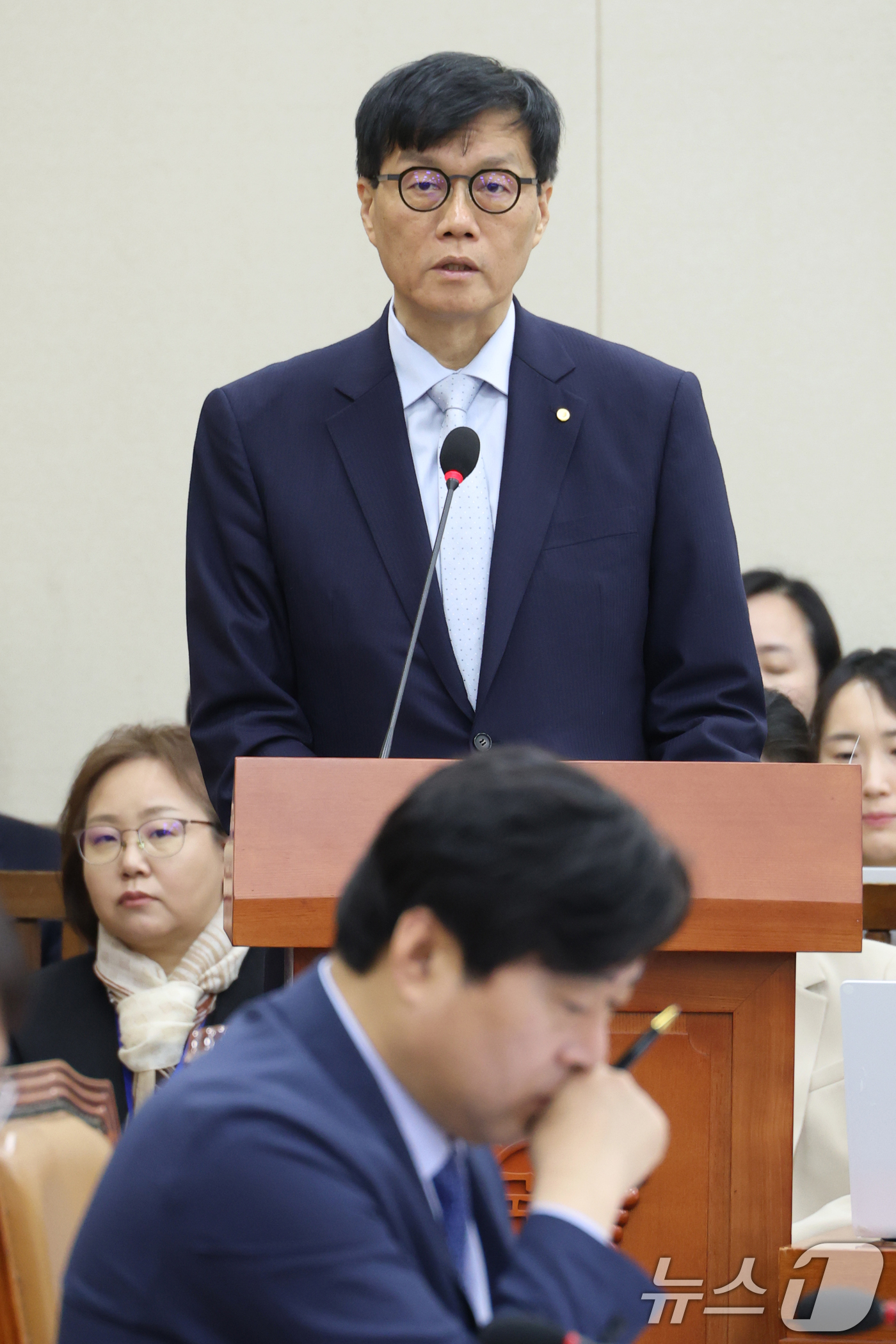 (서울=뉴스1) 이광호 기자 = 이창용 한국은행 총재가30일 오전 서울 여의도 국회에서 열린 기획재정위원회 전체회의에 출석해 현안 보고를 하고 있다.  2025.4.30/뉴스1