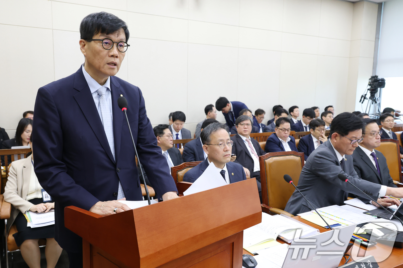 (서울=뉴스1) 이광호 기자 = 이창용 한국은행 총재가30일 오전 서울 여의도 국회에서 열린 기획재정위원회 전체회의에 출석해 현안 보고를 하고 있다.  2025.4.30/뉴스1