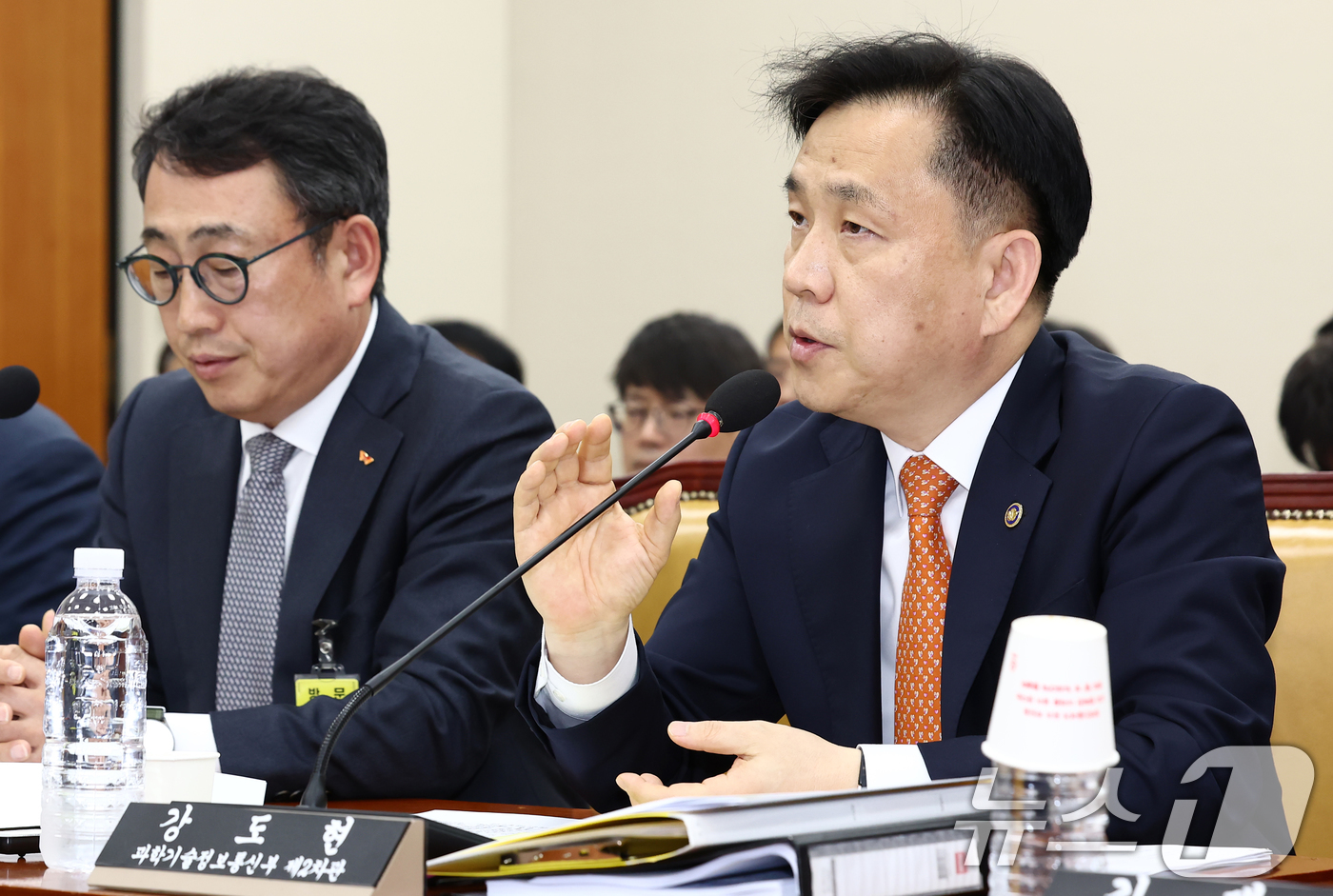 (서울=뉴스1) 김민지 기자 = 강도형 과학기술정보통신부 2차관이 30일 오전서울 여의도 국회 과학기술정보방송통신위원회에서 열린 YTN 등 방송·통신 분야 청문회에서 의원 질의에 …