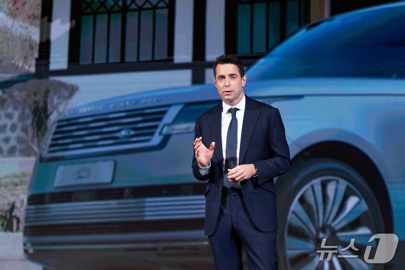 본문 이미지 -  로빈 콜건 재규어랜드로버(JLR) 코리아 대표가 30일 오전 서울 중구 포시즌스 호텔 서울에서 기자간담회를 열고 고객 소유 경험을 혁신하는 미래 전략인 '원(One) 전략'을 발표했다.(JLR 코리아 제공)