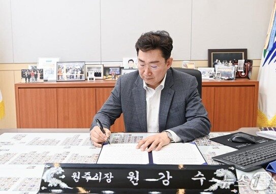 본문 이미지 - 전국혁신도시(지구)협의회가 전국혁신도시노동조합협의회와 함께 '혁신도시 발전과 지역 균형발전을 촉구하는 공동 건의문 채택을 위한 비대면 서명식'을 추진하고 있는 가운데, 협의회 소속인 강원 원주시의 원강수 시장이 지난 28일 집무실에서 비대면 서명식에 동참하는 모습. (원주시 제공. 재판매 및 DB금지) 2025.4.30/뉴스1