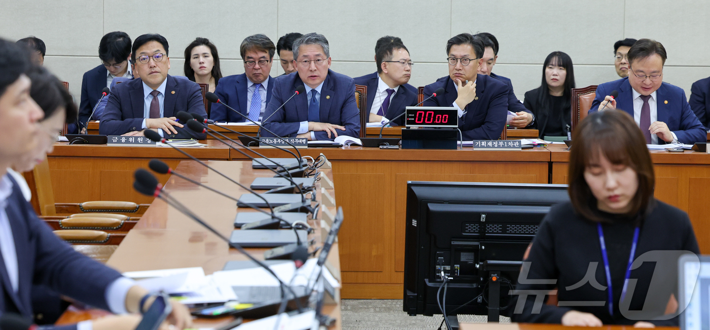 (서울=뉴스1) 안은나 기자 = 김민석 고용노동부 장관 직무대행(차관)이 30일 서울 여의도 국회에서 열린 연금개혁 특별위원회 제2차 전체회의에 출석해 의원 질의에 답하고 있다. …