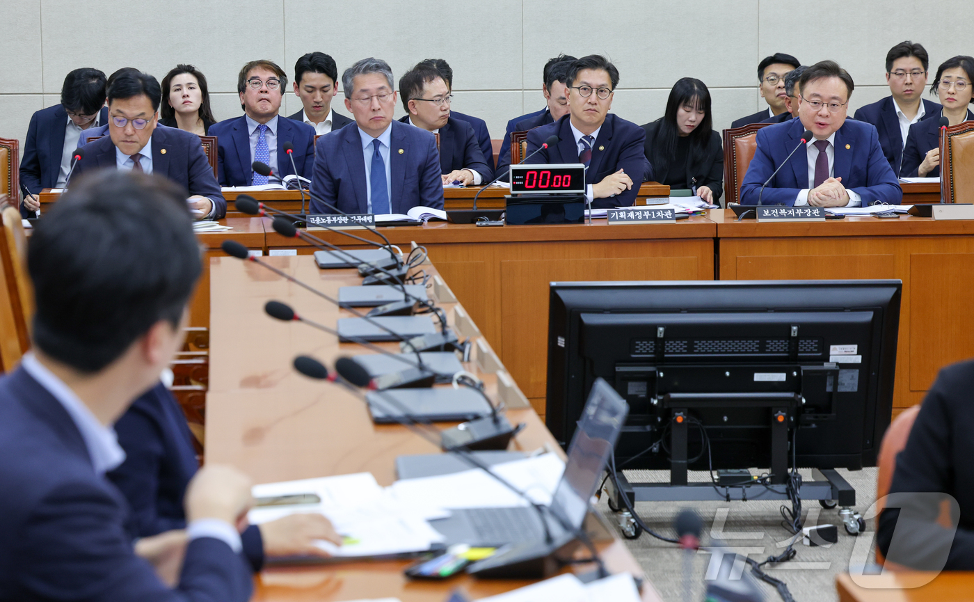 (서울=뉴스1) 안은나 기자 = 조규홍 보건복지부 장관이 30일 서울 여의도 국회에서 열린 연금개혁 특별위원회 제2차 전체회의에 출석해 의원 질의에 답하고 있다. 2025.4.30 …