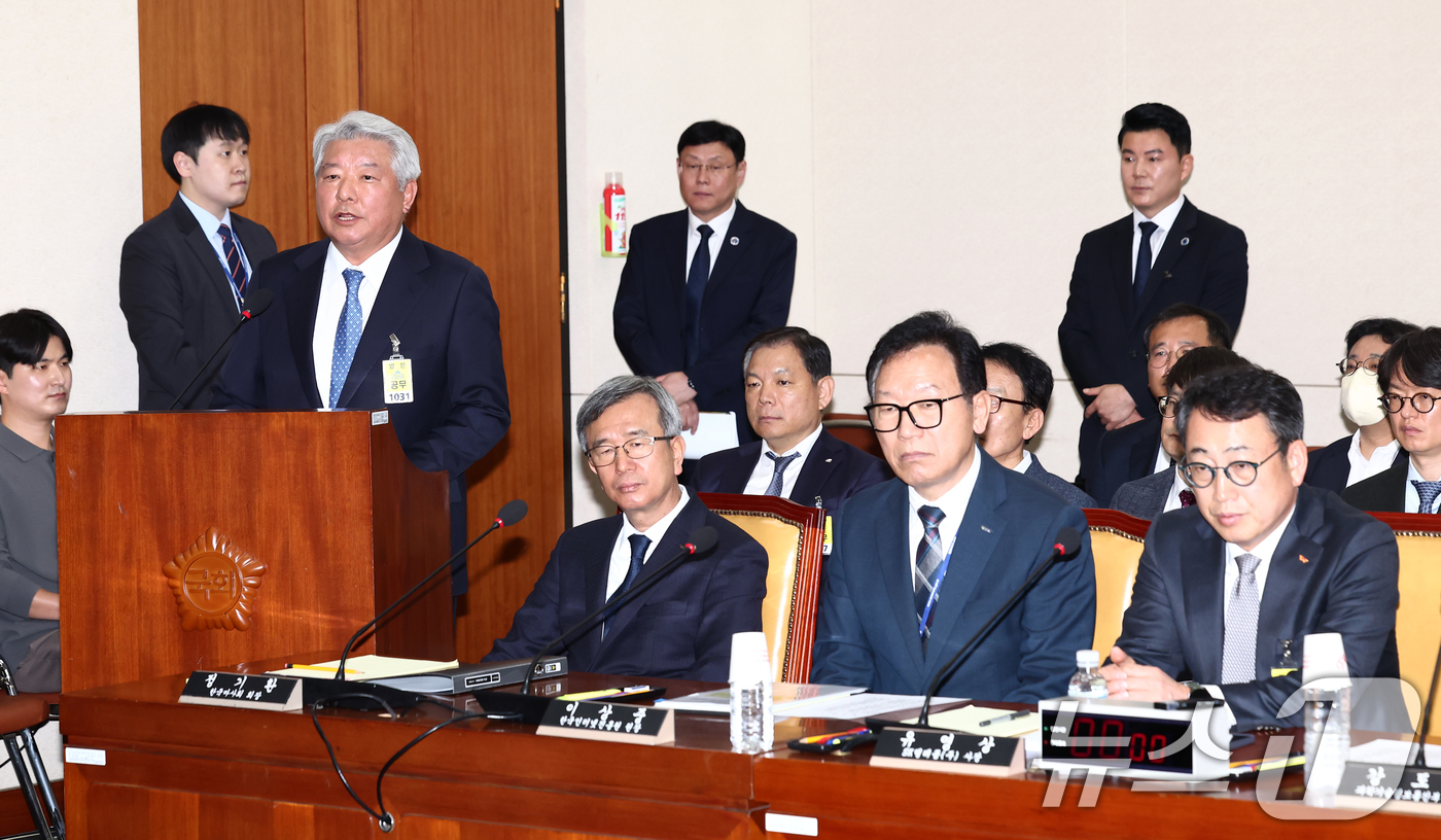 (서울=뉴스1) 김민지 기자 = 김홍일 전 방송통신위원회 위원장이 30일 오전 서울 여의도 국회 과학기술정보방송통신위원회에서 열린 YTN 등 방송·통신 분야 청문회에서 증인선서 거 …