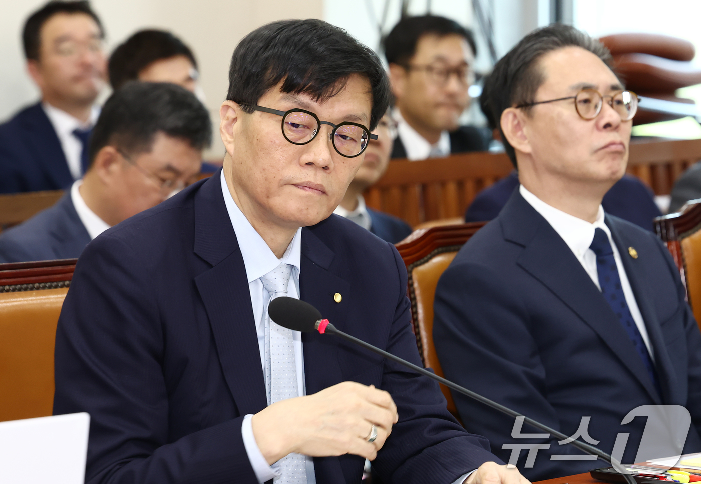 (서울=뉴스1) 김민지 기자 = 이창용 한국은행 총재가 30일 오전 서울 여의도 국회에서 열린 기획재정위원회 전체회의에 출석해 자리하고 있다. 2025.4.30/뉴스1