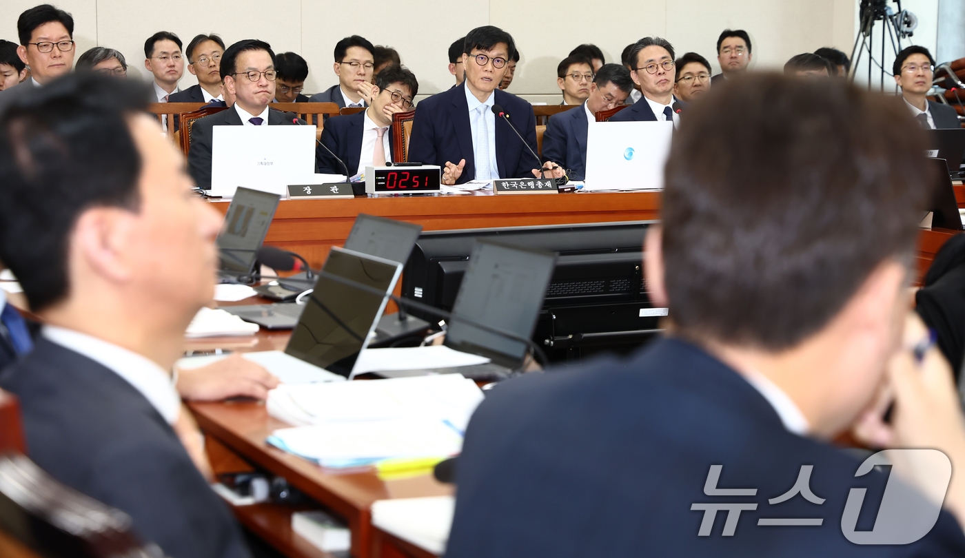 (서울=뉴스1) 김민지 기자 = 이창용 한국은행 총재가 30일 오전 서울 여의도 국회에서 열린 기획재정위원회 전체회의에서 의원 질의에 답변하고 있다. 2025.4.30/뉴스1