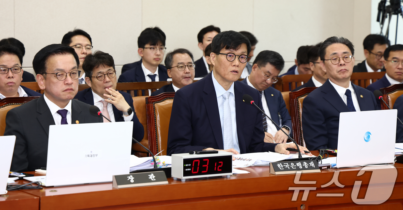 (서울=뉴스1) 김민지 기자 = 이창용 한국은행 총재가 30일 오전 서울 여의도 국회에서 열린 기획재정위원회 전체회의에서 의원 질의에 답변하고 있다. 왼쪽은 최상목 경제부총리 겸 …