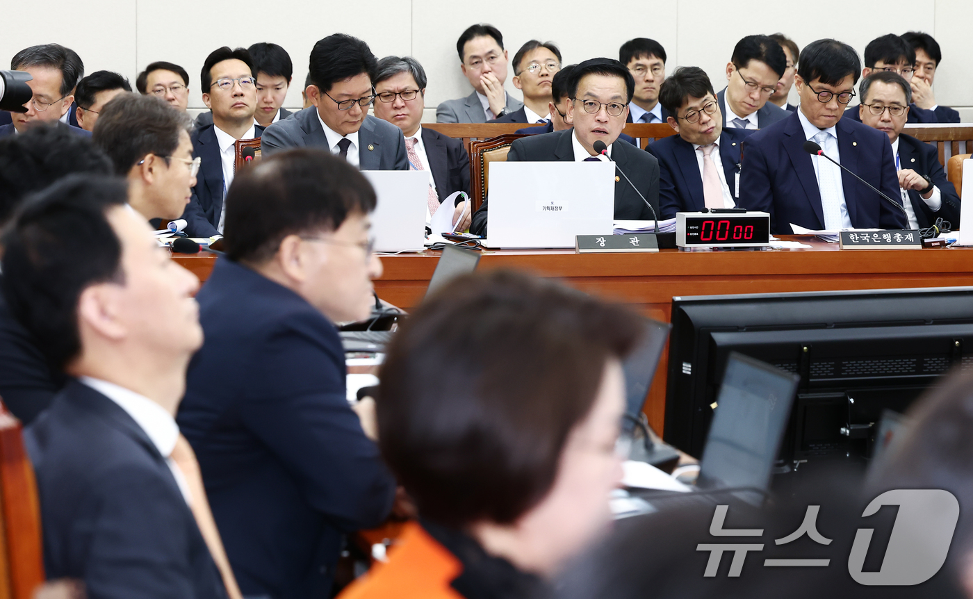 (서울=뉴스1) 김민지 기자 = 최상목 경제부총리 겸 기획재정부 장관(오른쪽 두번째)이 30일 오전 서울 여의도 국회에서 열린 기획재정위원회 전체회의에 출석해 의원 질의에 답변하고 …
