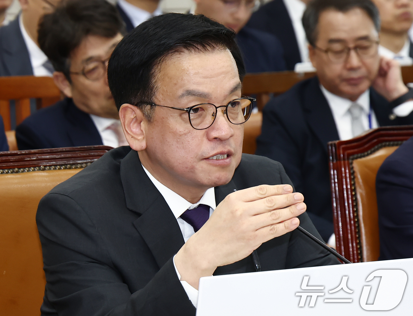 (서울=뉴스1) 김민지 기자 = 최상목 경제부총리 겸 기획재정부 장관이 30일 오전 서울 여의도 국회에서 열린 기획재정위원회 전체회의에 출석해 의원 질의에 답변하고 있다. 2025 …