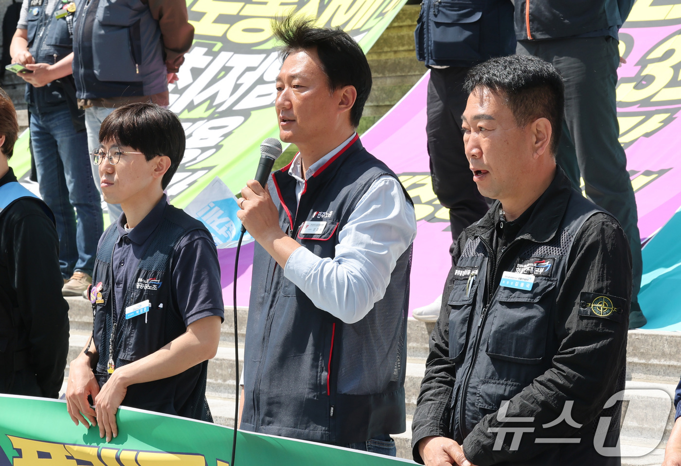 (서울=뉴스1) 임세영 기자 = 양경수 전국민주노동조합총연맹 위원장 및 참석자들이 30일 서울 종로구 세종문화회관 앞에서 특수고용·플랫폼 노동자 노동기본권 보장을 위한 민주노총 대 …