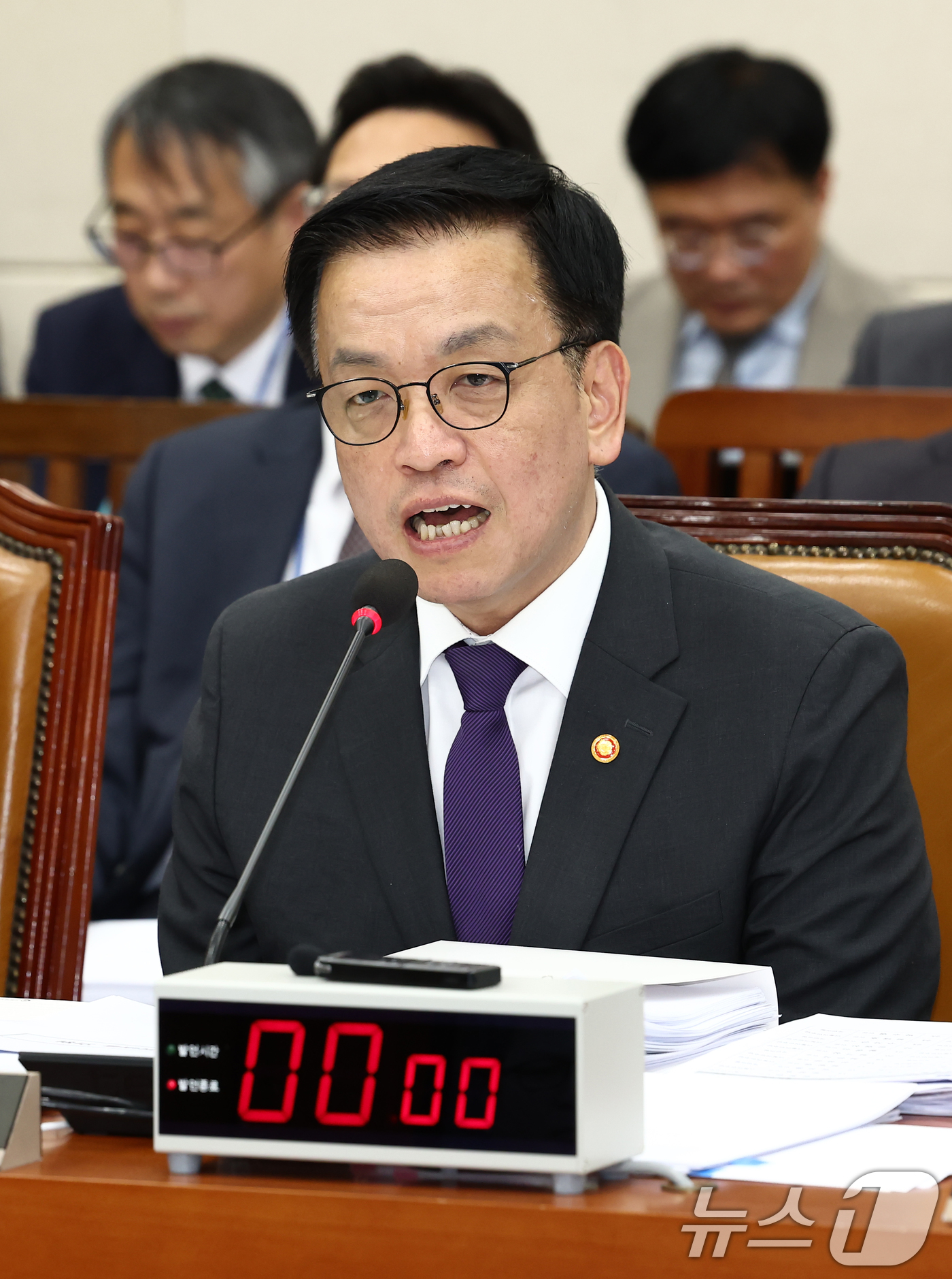 (서울=뉴스1) 김민지 기자 = 최상목 경제부총리 겸 기획재정부 장관이 30일 오전 서울 여의도 국회에서 열린 기획재정위원회 전체회의에 출석해 의원 질의에 답변하고 있다. 2025 …