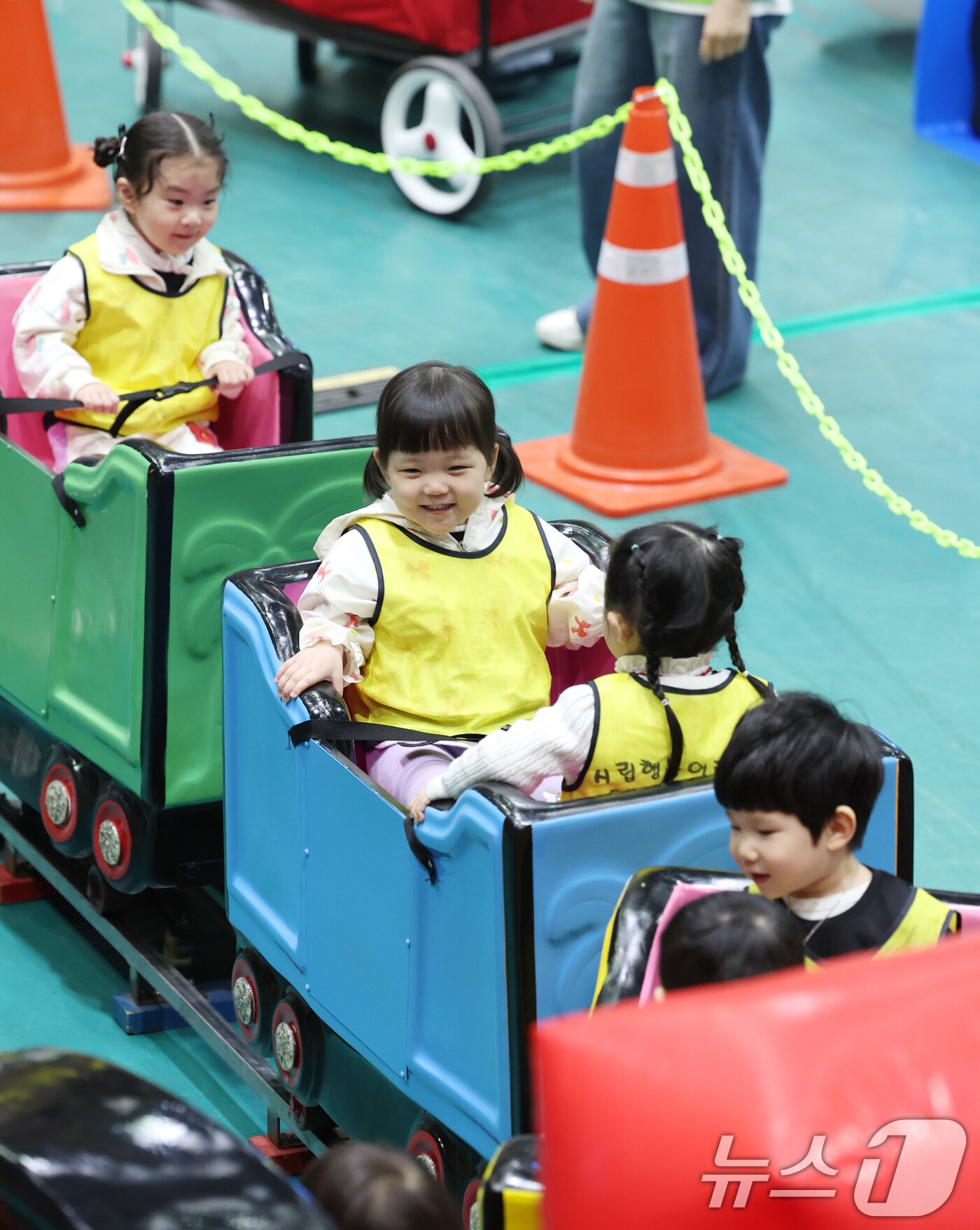 본문 이미지 - 어린이날을 닷새 앞둔 30일 경기 수원시 장안구 수원실내체육관에서 열린 수원시 어린이날 행사 &#39;어린이 한마당&#39;에서 아이들이 즐거운 시간을 보내고 있다. 2025.4.30/뉴스1 ⓒ News1 김영운 기자