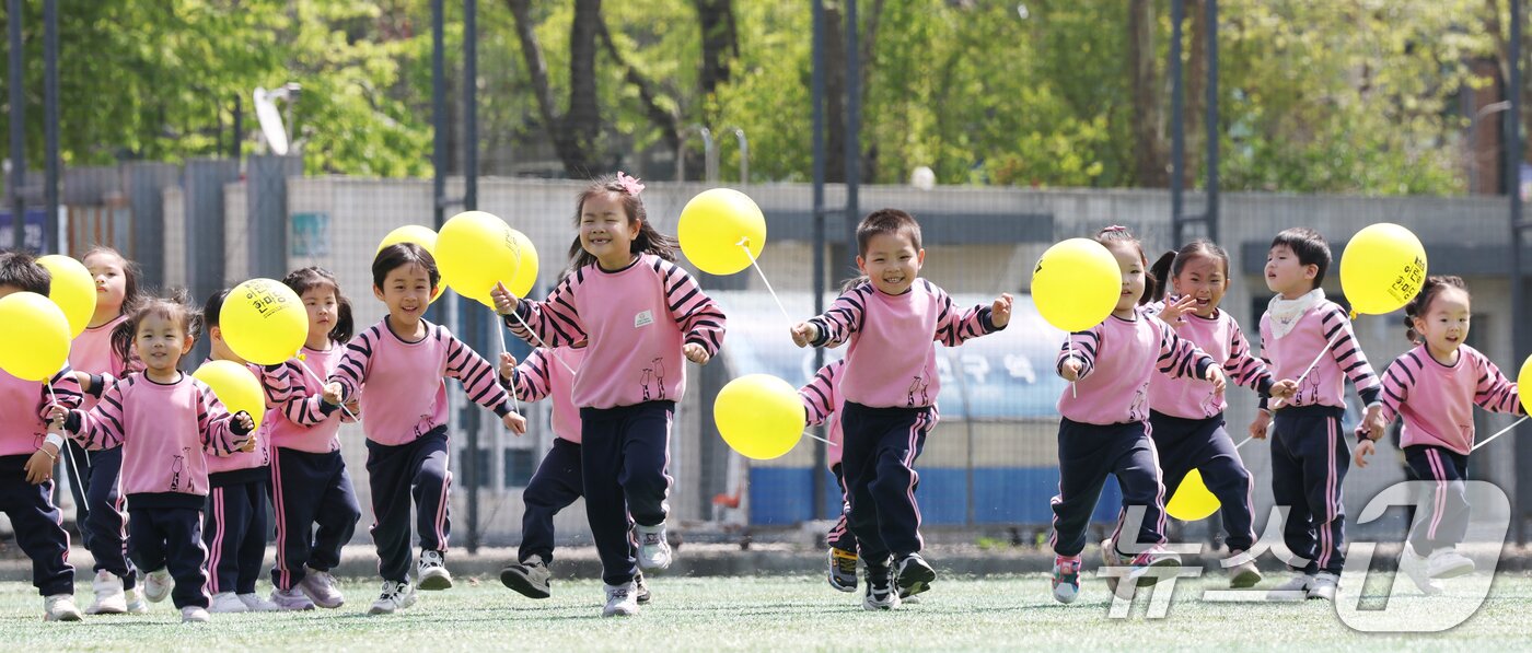 본문 이미지 - 어린이날을 닷새 앞둔 30일 경기 수원시 장안구 수원실내체육관에서 열린 수원시 어린이날 행사 &#39;어린이 한마당&#39;에서 아이들이 즐거운 시간을 보내고 있다. 2025.4.30/뉴스1 ⓒ News1 김영운 기자