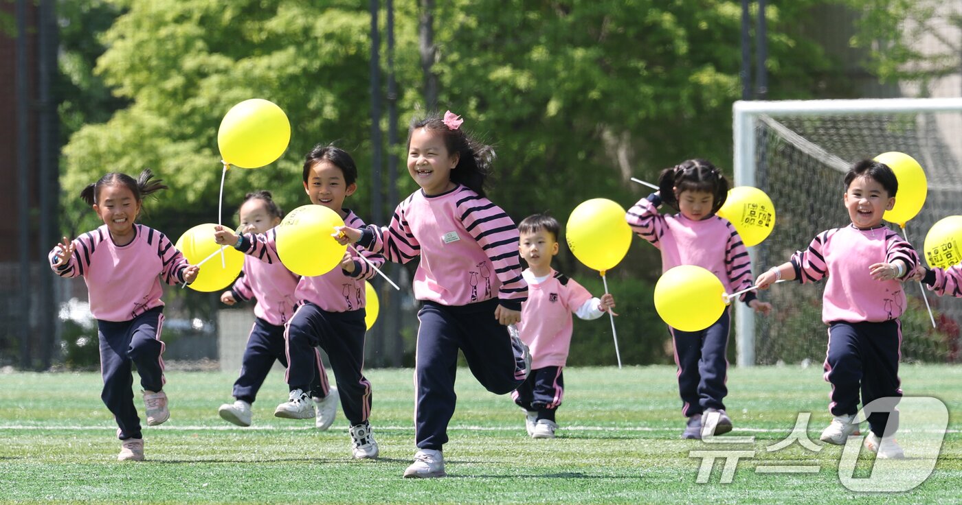 본문 이미지 - 어린이날을 닷새 앞둔 30일 경기 수원시 장안구 수원실내체육관에서 열린 수원시 어린이날 행사 &#39;어린이 한마당&#39;에서 아이들이 즐거운 시간을 보내고 있다. 2025.4.30/뉴스1 ⓒ News1 김영운 기자