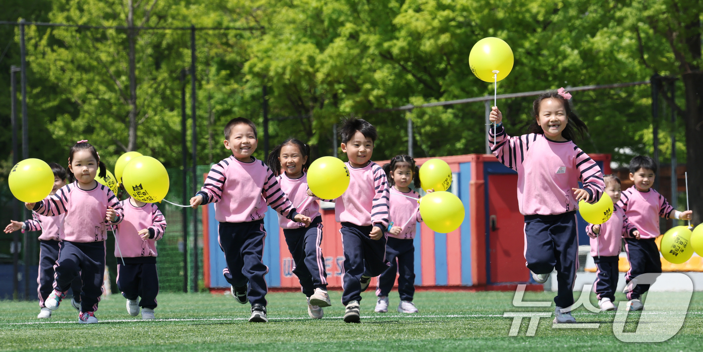 (수원=뉴스1) 김영운 기자 = 어린이날을 닷새 앞둔 30일 경기 수원시 장안구 수원실내체육관에서 열린 수원시 어린이날 행사 '어린이 한마당'에서 아이들이 즐거운 시간을 보내고 있 …