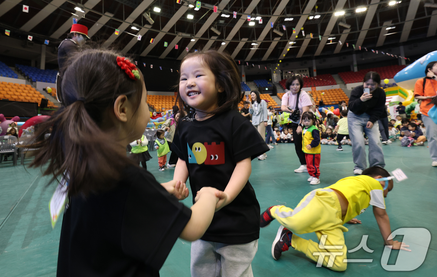 (수원=뉴스1) 김영운 기자 = 어린이날을 닷새 앞둔 30일 경기 수원시 장안구 수원실내체육관에서 열린 수원시 어린이날 행사 '어린이 한마당'에서 아이들이 즐거운 시간을 보내고 있 …