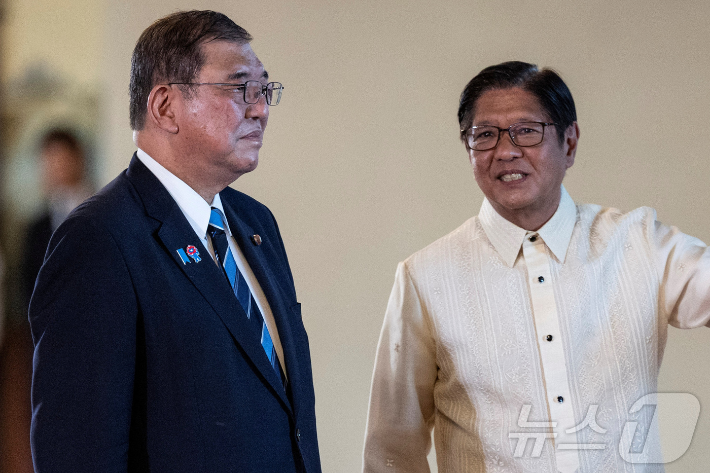 (마닐라 로이터=뉴스1) 우동명 기자 = 이시바 시게루 일본 총리가 29일(현지시간) 마닐라 말라카냥 궁을 방문해 페르디난드 마르코스 필리핀 대통령의 안내를 받고 있다. 2025. …