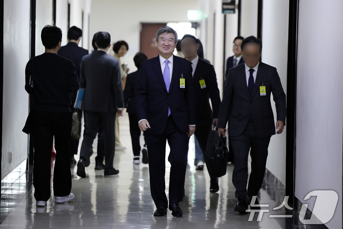 (서울=뉴스1) 안은나 기자 = 조태용 국가정보원장이 30일 서울 여의도 국회에서 열린 정보위원회 비공개 간담회에 참석하기 위해 이동하고 있다. 2025.4.30/뉴스1