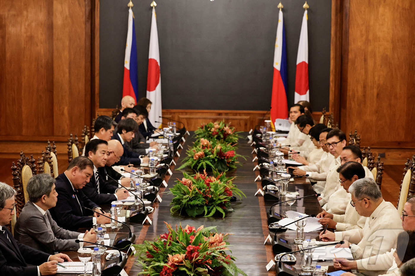 (마닐라 로이터=뉴스1) 우동명 기자 = 이시바 시게루 일본 총리가 29일(현지시간) 마닐라 말라카냥 궁을 방문해 페르디난드 마르코스 필리핀 대통령과 회담을 하고 있다. 2025. …