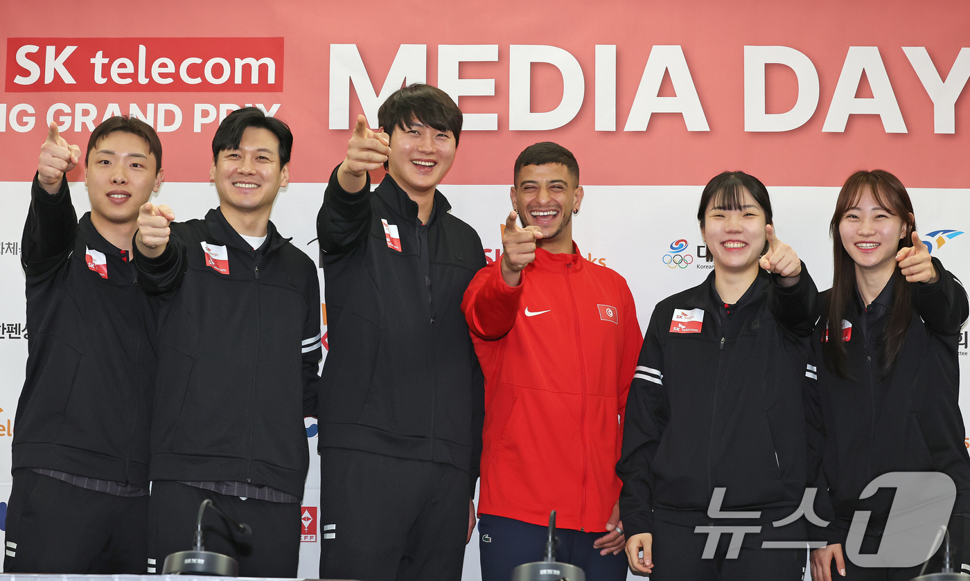 (서울=뉴스1) 장수영 기자 = 30일 오전 서울 송파구 올림픽파크텔에서 열린 2025 서울 Sk텔레콤 국제그랑프리 펜싱선수권대회 미디어데이에서 박상원(왼쪽부터), 구본길, 오상욱 …