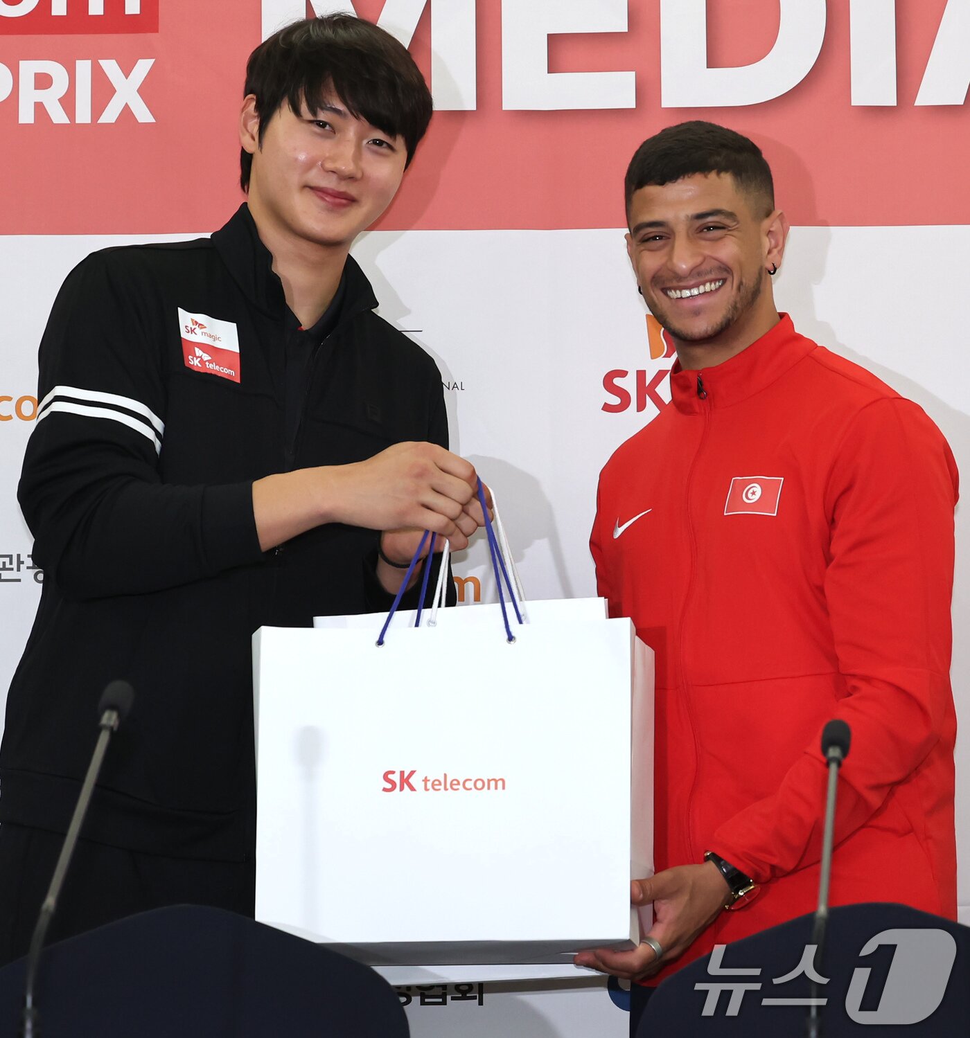 본문 이미지 - 30일 오전 서울 송파구 올림픽파크텔에서 열린 2025 서울 Sk텔레콤 국제그랑프리 펜싱선수권대회 미디어데이에서 오상욱이 파레스 페르자니&#40;튀니지&#41;에게 기념품을 전달하고 있다. 내날 2일부터 4일까지 서울 올림픽공원 펜싱경기장에서 열리는 이번대회에는 오상욱과 구본길, 박상원, 전하영, 최세빈 등 국내 선수를 비롯해 파레스 페르자니 등 세계 정상급 선수들이 참가한다. 2025.4.30/뉴스1 ⓒ News1 장수영 기자