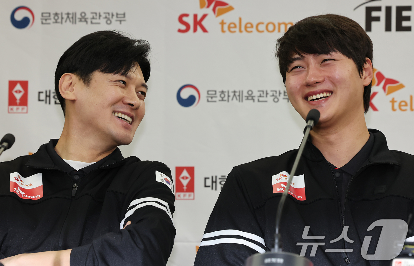 (서울=뉴스1) 장수영 기자 = 30일 오전 서울 송파구 올림픽파크텔에서 열린 2025 서울 Sk텔레콤 국제그랑프리 펜싱선수권대회 미디어데이에서 구본길과 오상욱이 대화를 나누고 있 …