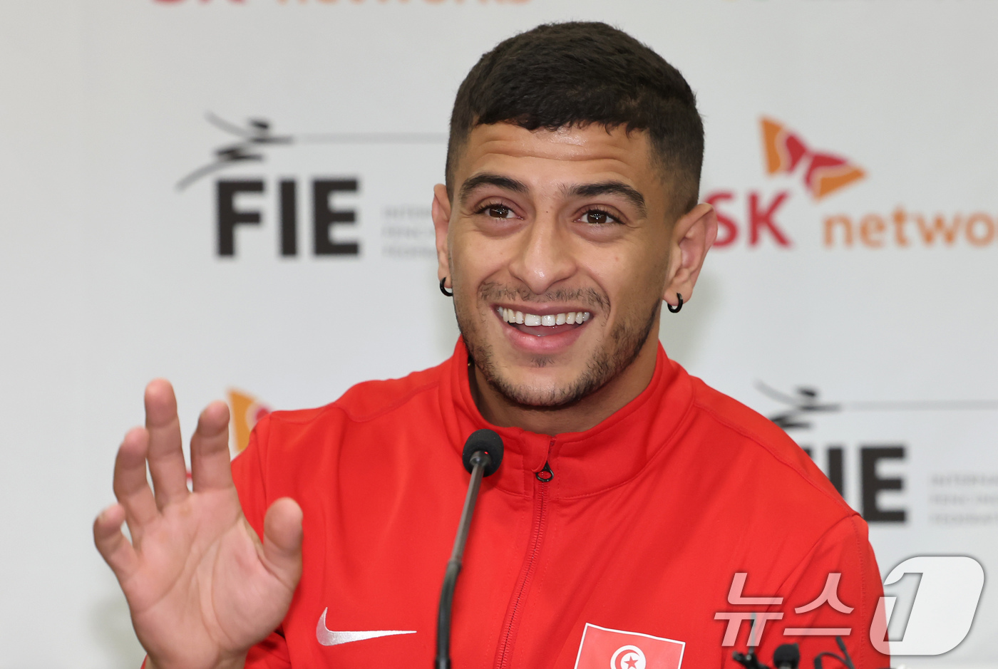 (서울=뉴스1) 장수영 기자 = 30일 오전 서울 송파구 올림픽파크텔에서 열린 2025 서울 Sk텔레콤 국제그랑프리 펜싱선수권대회 미디어데이에서 파레스 페르자니(튀니지)가 발언하고 …