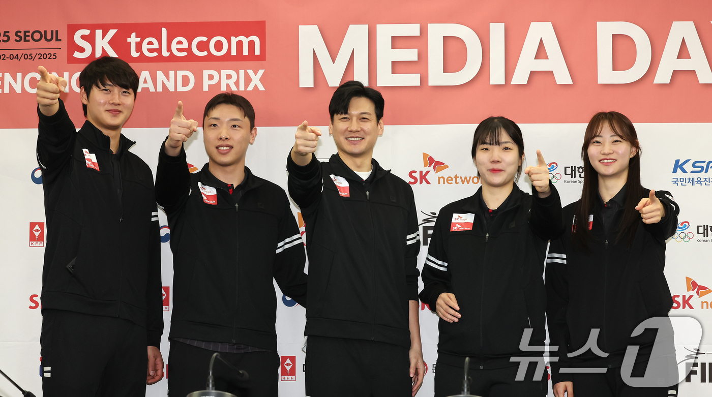 (서울=뉴스1) 장수영 기자 = 30일 오전 서울 송파구 올림픽파크텔에서 열린 2025 서울 Sk텔레콤 국제그랑프리 펜싱선수권대회 미디어데이에서 오상욱(왼쪽부터), 박상원, 구본길 …