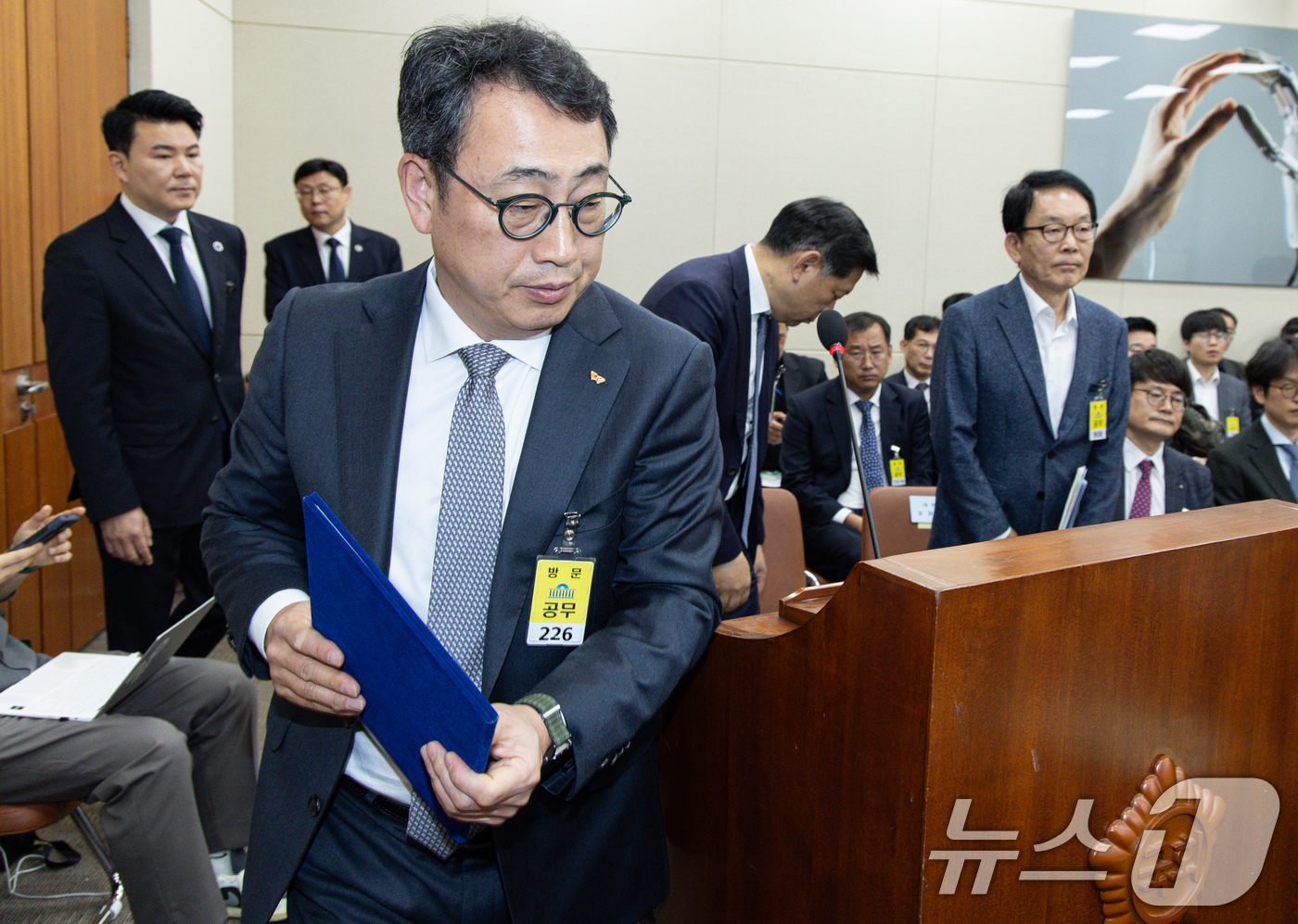 (서울=뉴스1) 이재명 기자 = 유영상 SK텔레콤 대표이사가 30일 오전 서울 여의도 국회 과학기술정보방송통신위원회에서 열린 YTN 등 방송·통신 분야 청문회에서 증인선서문을 제출 …