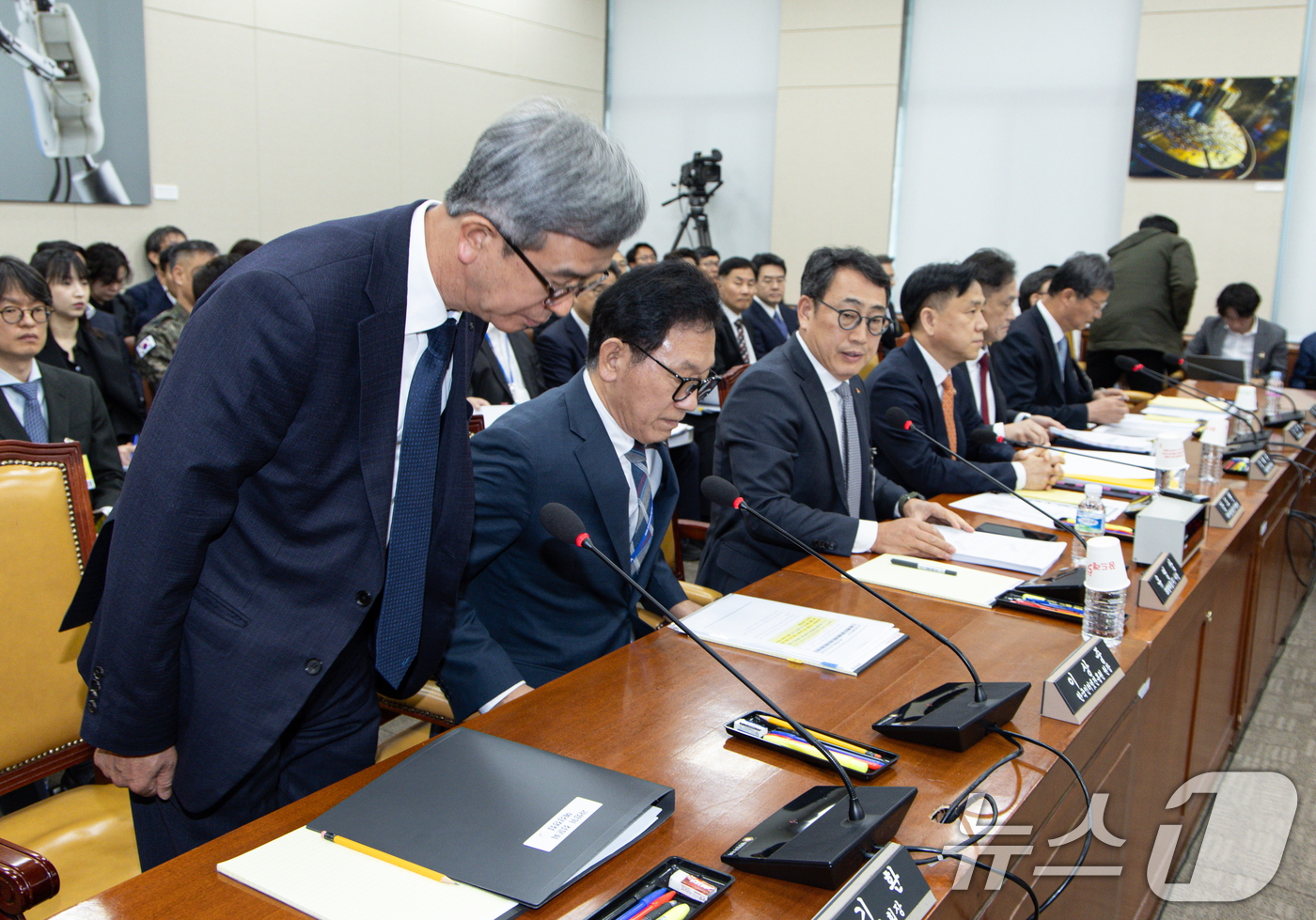 (서울=뉴스1) 이재명 기자 = 정기환 한국마사회 회장이 30일 오전 서울 여의도 국회 과학기술정보방송통신위원회에서 열린 YTN 등 방송·통신 분야 청문회에서 인사하고 있다. 20 …