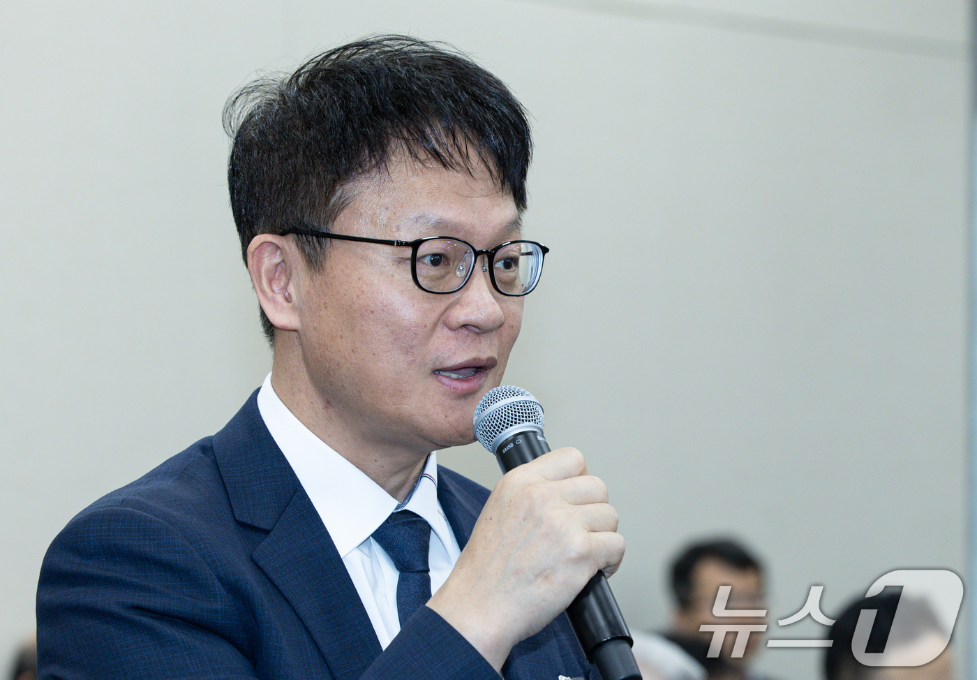 (서울=뉴스1) 이재명 기자 = 류정환 SKT 부사장이 30일 오전 서울 여의도 국회 과학기술정보방송통신위원회에서 열린 YTN 등 방송·통신 분야 청문회에서 의원 질의에 답변하고 …